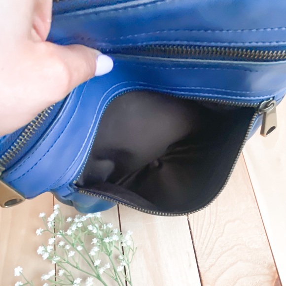 Fossil // Voyager Triple Zip Crossbody Purse - Picture 3 of 6